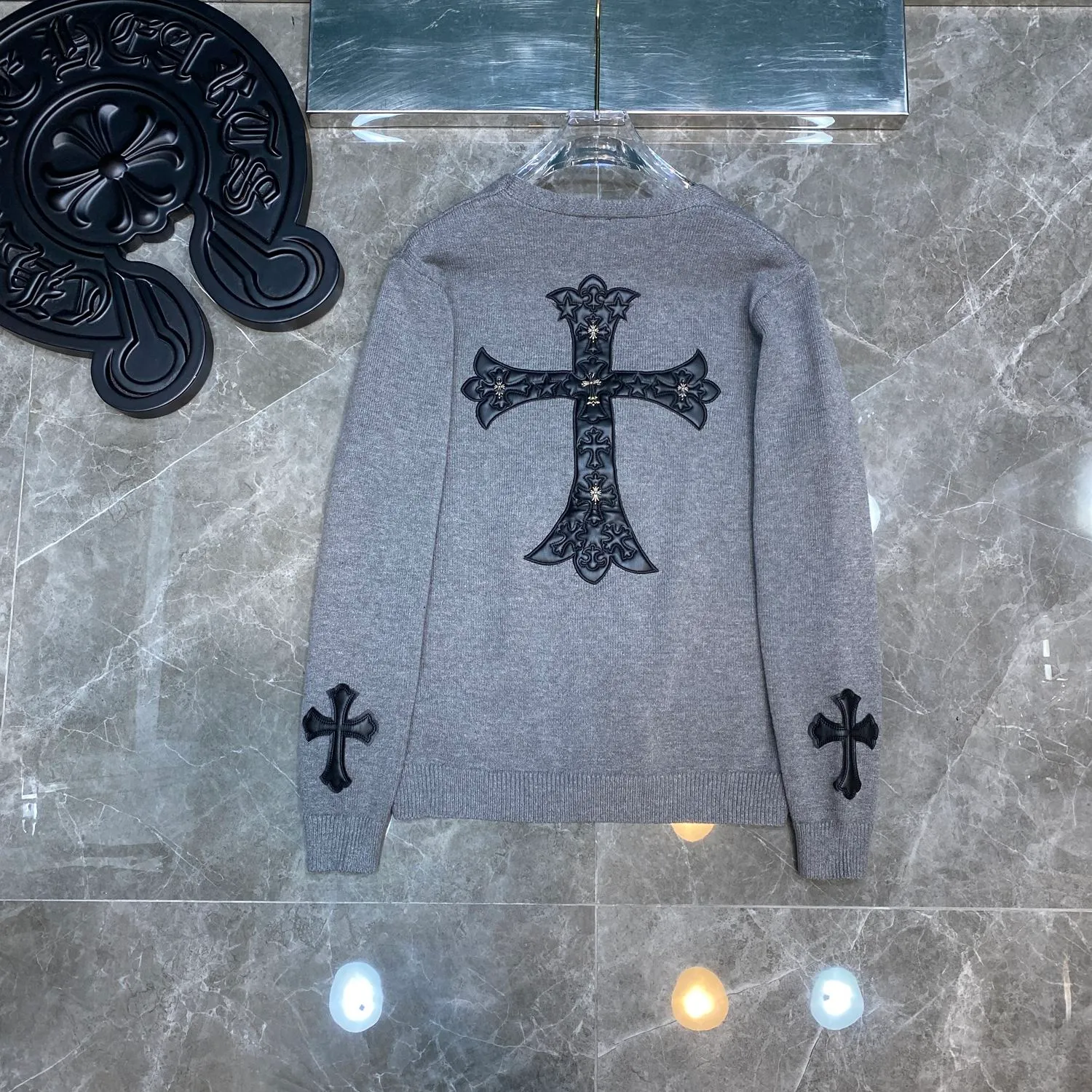 P296 Chrome Hearts 🍁Sweater series🍁 New V-neck buttoned cardigan sweater for autumn and winter. Selected high-quality wool blended knitted fabrics. Tajima machine embroidery➕ Heavy cross sheepskin patchwork craftsmanship. Total size 17 pieces of patchwork➕Customized silver-proof lattice buckle. Non-market ordinary version. 🏷Three standards complete🏷 🌈Recommended colors: black white🌈